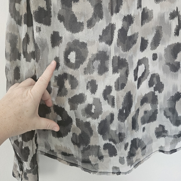 Equipment FEMME Silk Blouse Animal Print Button Down Size Xs Flaw - Picture 9 of 9